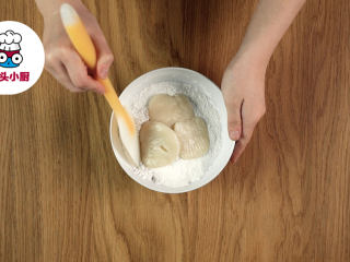 2、自制彩色琉璃汤圆,糯米粉160g，放入熟糯米饼，加入温水110ml，揉成面团