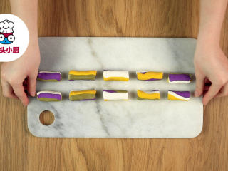 3、自制彩色琉璃汤圆,将揉好的面团分成4等份，分别加入抹茶粉10g、南瓜粉10g、紫薯粉10g，揉匀，制成四种颜色的面团，再分别搓成长条，然后混合搓揉，切成小剂子