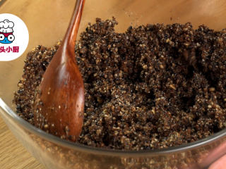 4、自制彩色琉璃汤圆,去皮熟花生60g、熟黑芝麻20g，放入料理机中，搅打均匀，取出装碗，放入红糖100g、猪油30g，混合均匀，制成内馅