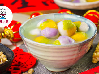 6、自制彩色琉璃汤圆,汤锅倒水煮沸，放入汤圆，转小火加冷水，煮熟盛出即可