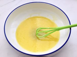 3、核桃酥,用手动打蛋器,把所有的食材搅拌至均匀,看见所有的食材完全融合后。