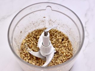 7、核桃酥,把炒香的核桃仁用搅碎机绞成碎粒。