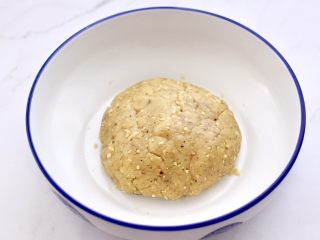 9、核桃酥,继续用硅胶铲子翻拌至均匀,且无干粉的时候,盖上盖子或保鲜膜松弛静置30分钟。