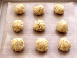 10、核桃酥,松弛好的面团,用手分割成等份一样的小圆球。