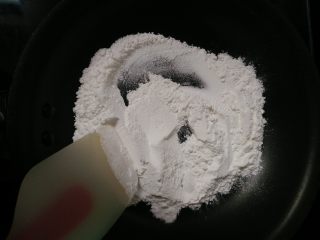 1、花朵冰皮月饼,5.糯米粉放入炒锅内炒制微黄，不要炒糊了,备用