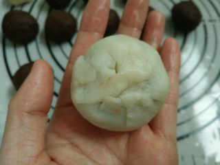 4、花朵冰皮月饼,11.收紧口，揉圆