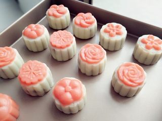 5、花朵冰皮月饼,14.轻轻一压，就完成了漂亮的花朵冰皮月饼了