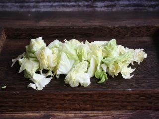 2、番茄鹅蛋炒豌豆卷心菜,将圆白菜切成或者手撕成片，片的大小随个人喜好。