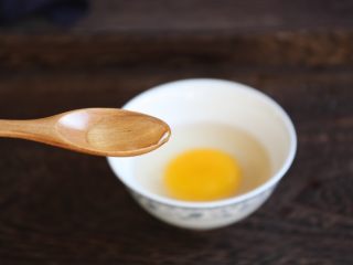 6、番茄鹅蛋炒豌豆卷心菜,将鹅蛋磕入碗中，放入1小勺的白糯米酒。