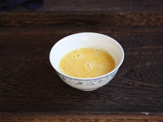 8、番茄鹅蛋炒豌豆卷心菜,将它们搅打均匀。