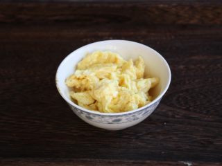 9、番茄鹅蛋炒豌豆卷心菜,热锅温油，将鹅蛋炒熟，然后盛出备用。