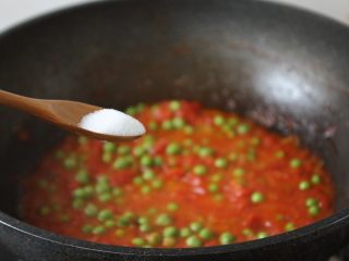 12、番茄鹅蛋炒豌豆卷心菜,放入适量的盐调味。