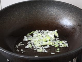 10、番茄鹅蛋炒豌豆卷心菜,热锅凉油，放入葱花，炒出香味。