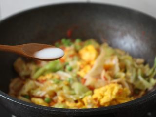 15、番茄鹅蛋炒豌豆卷心菜,放入适量的水淀粉勾芡，关火，盛出即可食用