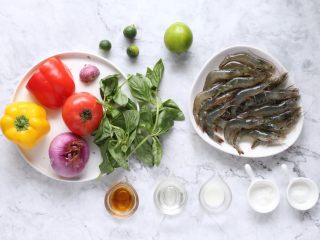 1、泰式罗勒烹虾,准备好所需食材和调味。