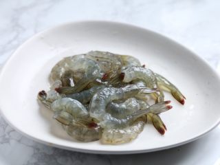 2、泰式罗勒烹虾,虾挑去虾线，去壳去头，留虾尾。