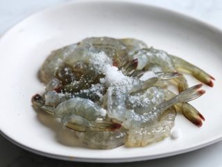 3、泰式罗勒烹虾,虾加盐腌制片刻。