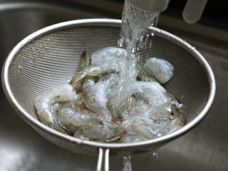 4、泰式罗勒烹虾,用清水净虾表面的盐分和黏液冲洗干净。