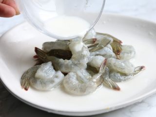 5、泰式罗勒烹虾,虾中加入水淀粉抓匀。