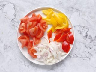 6、泰式罗勒烹虾,红黄甜椒切菱形片，番茄、洋葱切块。