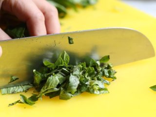 7、泰式罗勒烹虾,将罗勒叶一半切碎，一半留原叶。