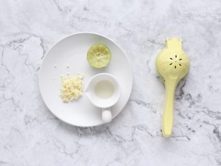 8、泰式罗勒烹虾,蒜剁细碎，柠檬榨汁待用。