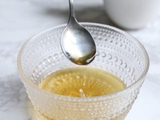 9、泰式罗勒烹虾,将鱼露、白砂糖、柠檬汁、少许盐调成汁待用。