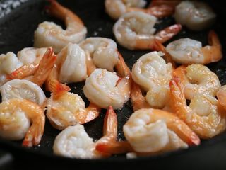 10、泰式罗勒烹虾,炒锅热油，加入鲜虾煎至变色后盛出。