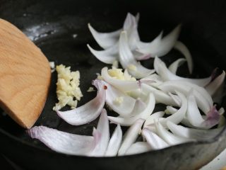 11、泰式罗勒烹虾,锅内留余油，下蒜末、洋葱炒香。