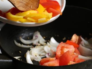 12、泰式罗勒烹虾,接着放入红黄甜椒番茄块翻炒片刻。