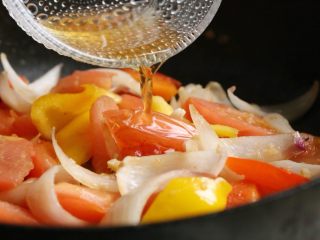 13、泰式罗勒烹虾,淋入调好的酱汁。