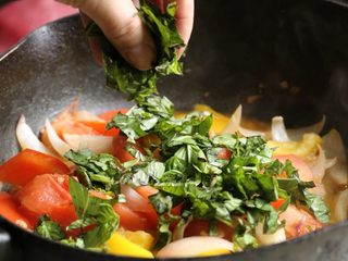 14、泰式罗勒烹虾,等到酱汁煮沸收稠，撒入罗勒叶碎。