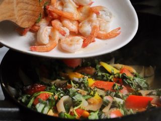 15、泰式罗勒烹虾,倒入鲜虾翻炒均匀就可以起锅了。