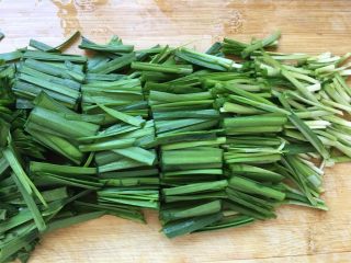 3、五分钟系列 韭菜炒鸡蛋,切段待用