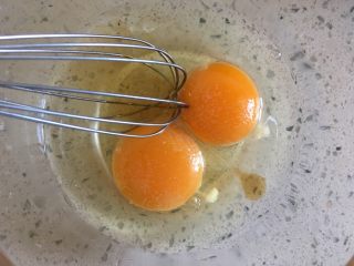 7、五分钟系列 韭菜炒鸡蛋,用蛋抽搅打