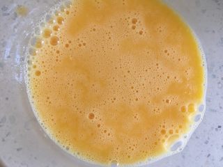 8、五分钟系列 韭菜炒鸡蛋,搅打均匀