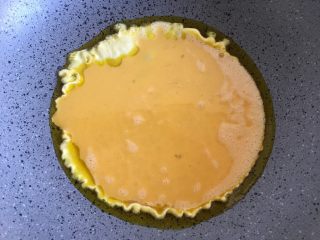 10、五分钟系列 韭菜炒鸡蛋,热锅入油倒入鸡蛋