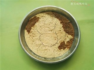 2、香油豆沙馅绿豆糕,绿豆粉放入蒸锅中蒸20-30分钟，成熟出锅；
