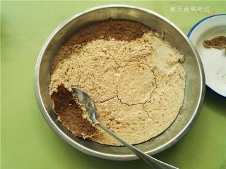 3、香油豆沙馅绿豆糕,上面没有盖保鲜膜，表面会结硬皮（滴水的部分变湿了）；