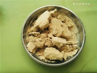 4、香油豆沙馅绿豆糕,将湿结的块去掉，将结块的绿豆粉搓开；