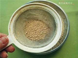 5、香油豆沙馅绿豆糕,然后用筛网过筛，过筛后的绿豆粉，会更加的细腻；