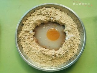 7、香油豆沙馅绿豆糕,倒入香油；