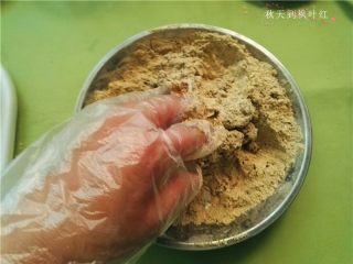 8、香油豆沙馅绿豆糕,戴上一次性手套搅拌均匀；