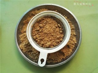 9、香油豆沙馅绿豆糕,如果结块比较大可以用粗网再过一遍（也可以省略）；