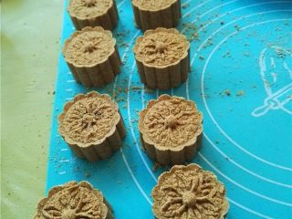 12、香油豆沙馅绿豆糕,按压脱模就做好了；