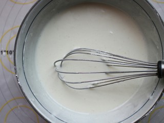2、抹茶冰皮月饼,然后加入细砂糖和炼乳搅拌均匀 。搅匀之后在分次加入牛奶，用蛋抽搅打均匀到没有颗粒状为止