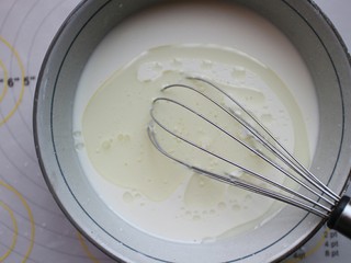 3、抹茶冰皮月饼,在加入玉米油。继续彻底搅拌均匀