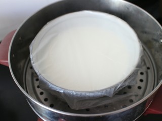 4、抹茶冰皮月饼,拌匀之后盖上保鲜膜，放入已经烧开水的蒸锅内，蒸25分钟