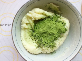 5、抹茶冰皮月饼,蒸熟之后取出，稍微放凉。然后加入抹茶粉揉匀