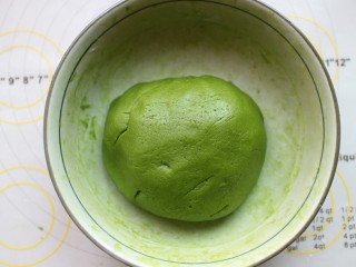 6、抹茶冰皮月饼,揉到图中所示，一定要揉匀